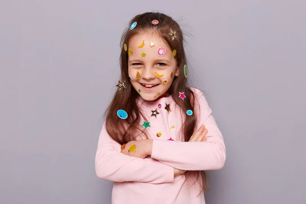 Astuto Furbo Bambina Coperta Adesivi Colorati Bambino Piedi Isolato Sfondo — Foto Stock