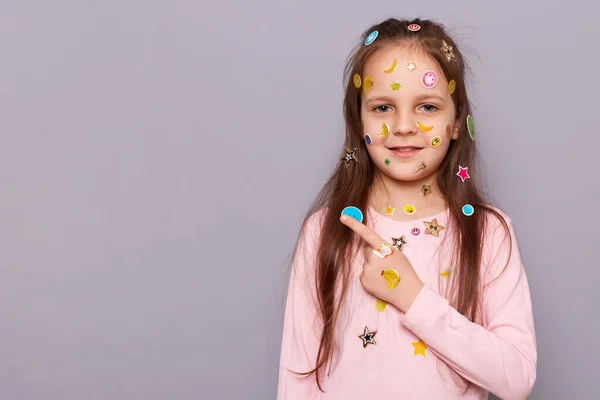 Lindo Encantador Adorable Niña Cubierta Pegatinas Coloridas Los Niños Pie —  Fotos de Stock