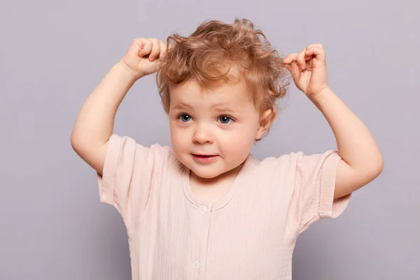 Χαριτωμένη Ξανθιά Σγουρά Μαλλιά Μικρό Παιδί Καυκάσιος Κορίτσι Θέτει Απομονωμένη — Φωτογραφία Αρχείου