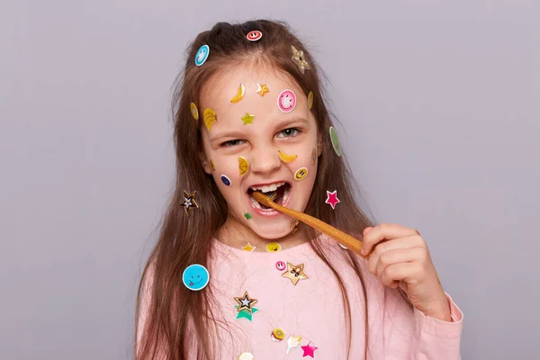 Смішна Маленька Школярка Чистить Зуби Тримаючи Зубну Щітку Відкритим Ротом — стокове фото