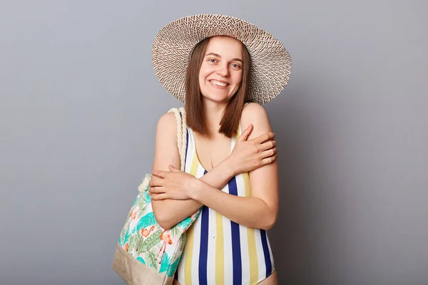 Wanita Tersenyum Bergaris Garis Mengenakan Satu Potong Baju Renang Dan — Stok Foto