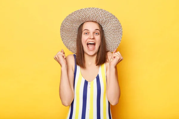 Mulher Extremamente Feliz Vestindo Maiô Listrado Uma Peça Palha Chapéu — Fotografia de Stock