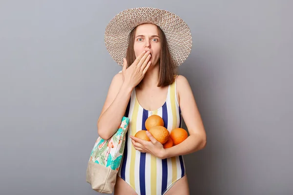 Shocked Scared Woman Wearing Striped Swimsuit Straw Hat Looking Camera — Stock Photo, Image