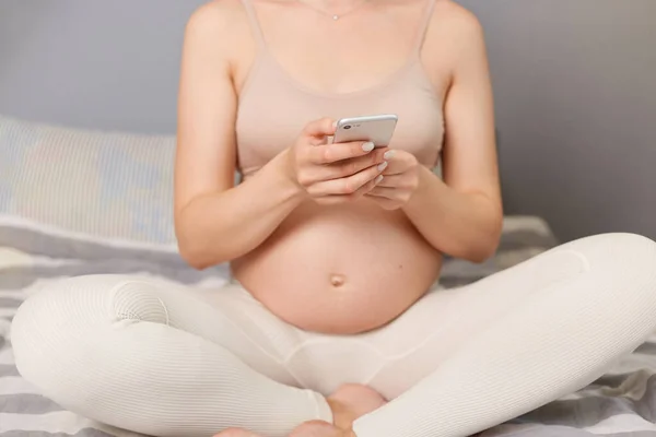 Mujer Embarazada Sosteniendo Teléfono Móvil Websurf Casa Señora Irreconocible Usando — Foto de Stock