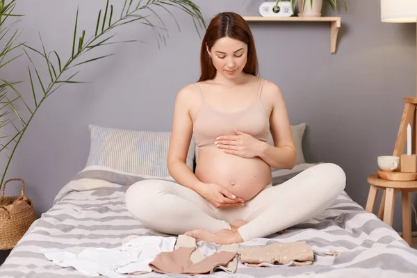 Segera Mother Dengan Perut Telanjang Kemasan Bayi Item Dalam Persiapan — Stok Foto