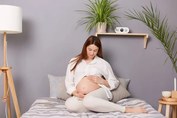 Linda Mujer Morena Embarazada Cabello Oscuro Con Vientre Visible Relajante — Foto de Stock