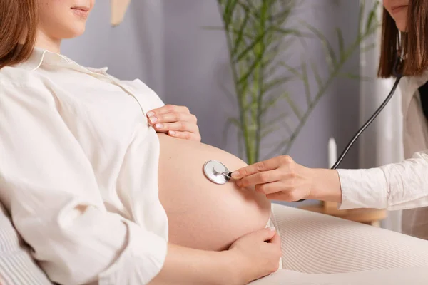 Unrecognizable Pregnant Female Bare Belly Stethoscope Doctor Listening Baby Heartbeat — Stock Photo, Image