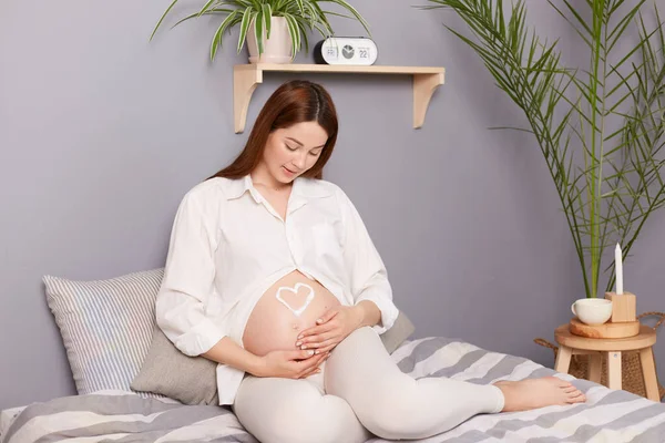Young Pregnant Woman Bare Belly Sitting Bedroom Enjoying Peaceful Moment — Stock Photo, Image