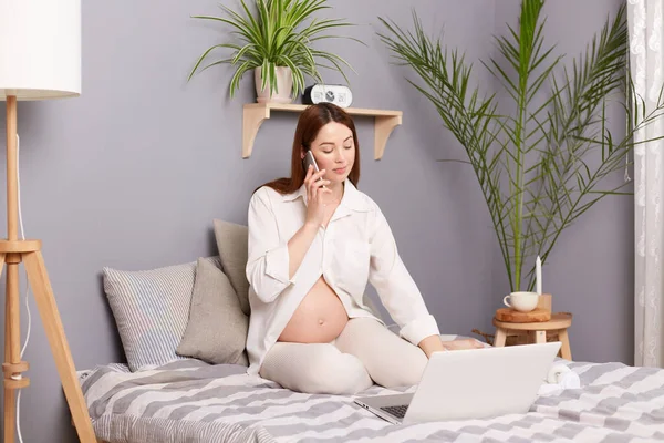 Young Pregnant Woman Sitting Bed Using Technology Devices Laptop Cellphone — Stock Photo, Image