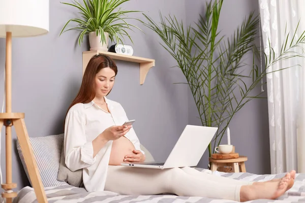 Brunette Pregnant Woman Wearing White Shirt Resting Her Bedroom Types — Stock Photo, Image