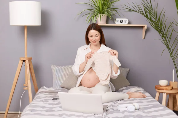 Pregnant Caucasian Blogger Showing Baby Clothes Video Chat Stylish Young — Stock Photo, Image
