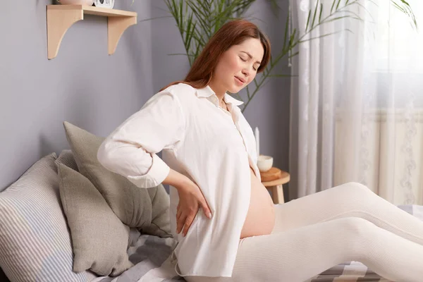 Problemas Salud Durante Embarazo Mujer Embarazada Con Dolor Espalda Que — Foto de Stock