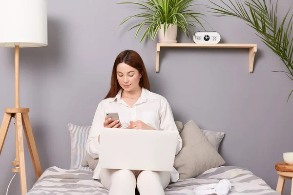 Kahverengi Saçlı Hamile Bir Kadın Yatak Odasındaki Yatakta Oturuyor Ara — Stok fotoğraf