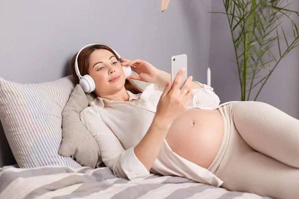 Expecting Female Stunning Appearance Listening Music Headphones Smartphone Feeling Rhythm — Stock Photo, Image
