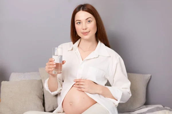 Sonriente Joven Embarazada Con Camisa Blanca Polainas Está Sentada Una — Foto de Stock
