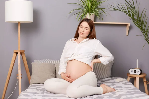 Mujer Embarazada Que Experimenta Dolor Espalda Baja Causando Molestias Mientras — Foto de Stock