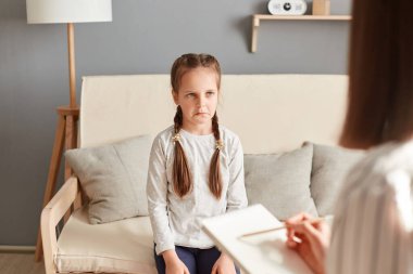 Profesyonel kadın psikolog, ofiste hayal kırıklığına uğramış küçük bir kızla çalışır. Uzman doktor, kızın durumu hakkında notlar alır. Arkadaşlarıyla iletişimdeki sorunlar hakkında konuşur..