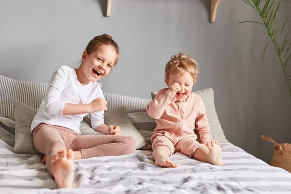 Girls Sisters Home Having Fun Together Bed Casual Clothing Laughing — Stock Photo, Image