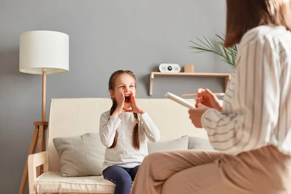 Gadis Kecil Sesi Terapi Dengan Psikolog Mengekspresikan Emosi Dan Frustasinya — Stok Foto