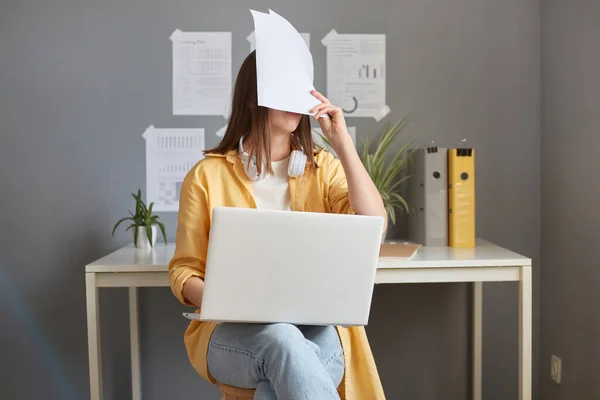 Cansada Mulher Exausta Trabalhando Com Documentos Laptop Tendo Problemas Trabalho — Fotografia de Stock