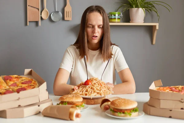 Bingung Wanita Terkejut Mengenakan Putih Kemeja Duduk Meja Dengan Makanan — Stok Foto
