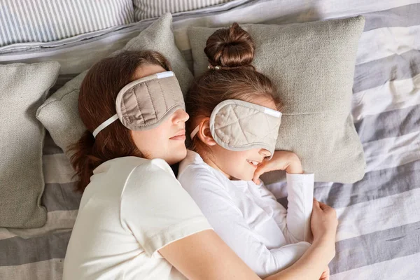Küçük Kız Annesi Sabahları Birlikte Uyumaktan Zevk Alıyorlar Göz Bantları — Stok fotoğraf