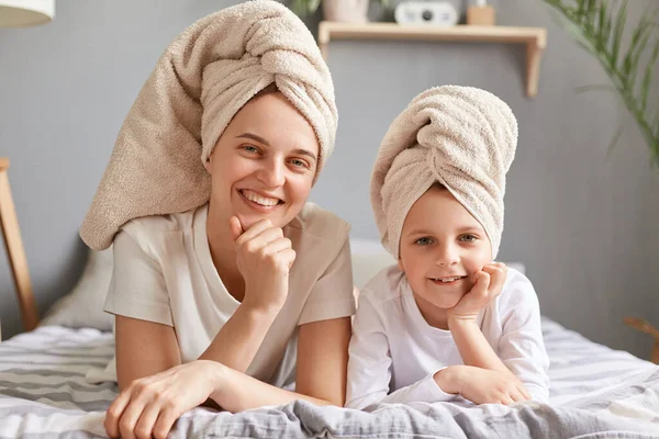 Beauty Portrait Happy Mom Daughter Towels Head Lying Bed Home — Stock Photo, Image
