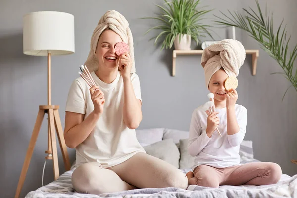 Sonriente Familia Encantada Haciendo Mañana Cuidado Piel Procedimientos Rutina Cosmetología — Foto de Stock