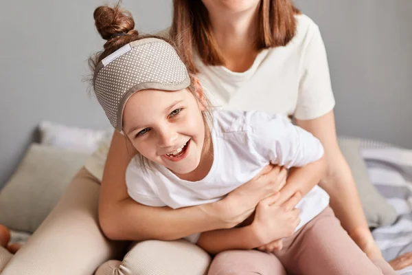 Unrecognizable Woman Sitting Bed Embracing Hugging Her Little Laughing Daughter — Stock Photo, Image