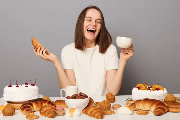 Glada Kvinna Bär Vit Shirt Äta Läckra Desserter Och Dricka — Stockfoto