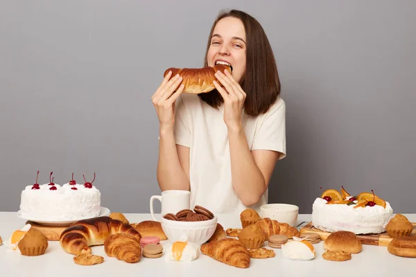 Junk Food Culinary Bakery Hungry Funny Woman Wearing White Shirt — Stock Photo, Image