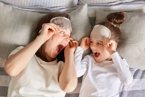 Visão Superior Mulher Surpreso Animado Com Sua Filha Máscaras Dormir — Fotografia de Stock