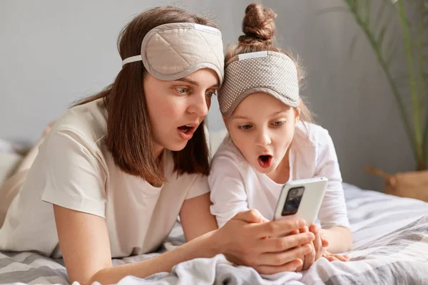 Shocked Surprised Woman Her Daughter Sleeping Mask Laying Bed Using — Stock Photo, Image