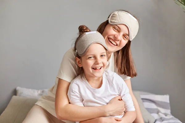 Adorable Happy Mother Daughter Blindfold Sitting Bed Bedroom Hugging Each — Stock Photo, Image