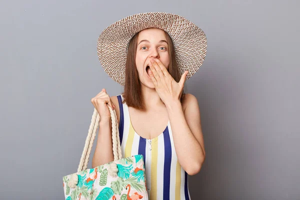 Agradable Mujer Sorprendida Con Traje Baño Rayas Sombrero Paja Pie — Foto de Stock