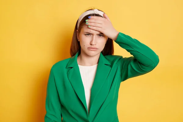 Yeşil Ceket Giyen Sağlıksız Bir Kadın Sarı Arka Planda Yalnız — Stok fotoğraf