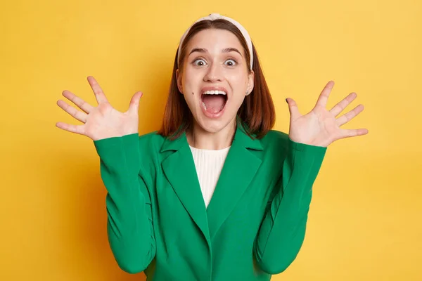 Надзвичайно Щаслива Здивована Жінка Зеленій Куртці Позує Ізольовано Жовтому Тлі — стокове фото