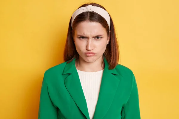 Sarı Arka Planda Izole Edilmiş Yeşil Ceketli Mutsuz Kızgın Bir — Stok fotoğraf