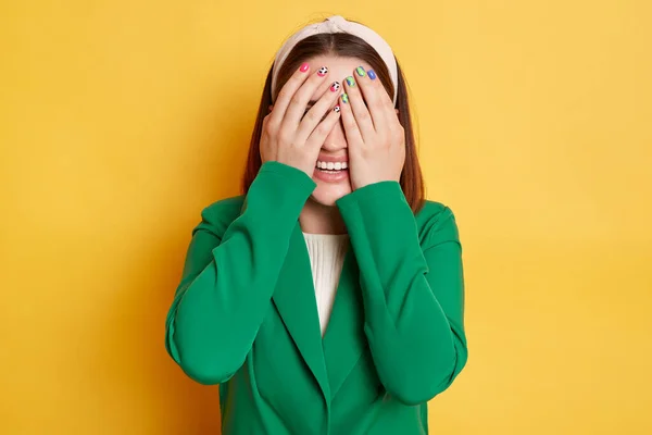 Yeşil Ceketli Gülümseyen Bir Kadın Sarı Arka Planda Yalnız Poz — Stok fotoğraf