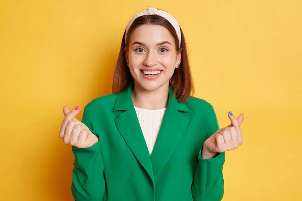 Здивована Жінка Зеленій Куртці Яка Виглядає Ізольованою Жовтому Фоні Показує — стокове фото