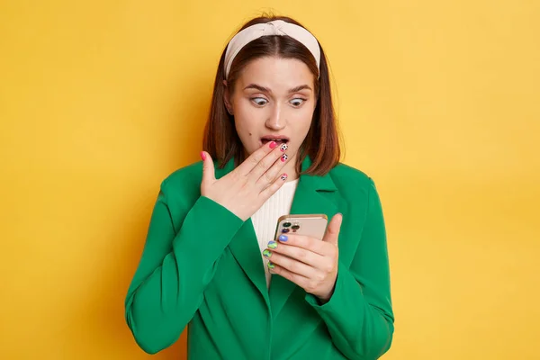 Şok Olmuş Yeşil Ceketli Kadın Sosyal Ağlardaki Cep Telefonu Haberlerini — Stok fotoğraf