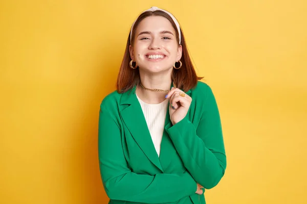 Mujer Sonriente Confiada Con Chaqueta Verde Posando Aislada Sobre Fondo — Foto de Stock