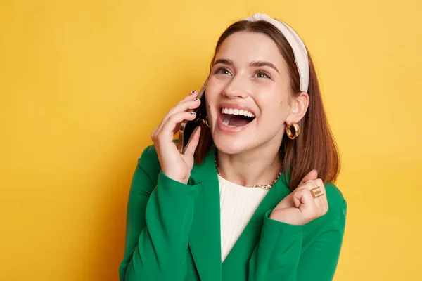 Красивая Женщина Зеленой Куртке Разговаривает Мобильному Телефону Смеясь Услышав Смешные — стоковое фото