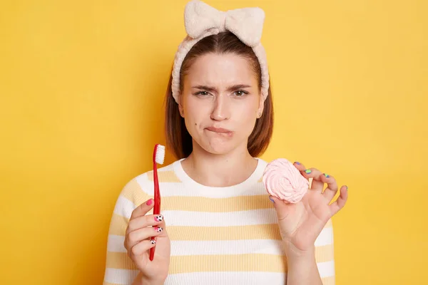Mujer Confusa Infeliz Sosteniendo Malvavisco Cepillo Dientes Vestida Con Camiseta — Foto de Stock