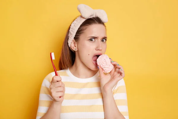 Mujer Conmocionada Comiendo Malvavisco Con Cepillo Dientes Las Manos Usando — Foto de Stock