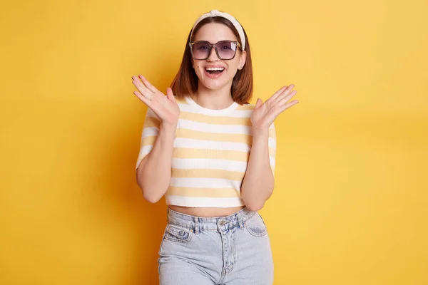 Mujer Gratamente Sorprendida Con Una Banda Pelo Camiseta Rayas Gafas — Foto de Stock