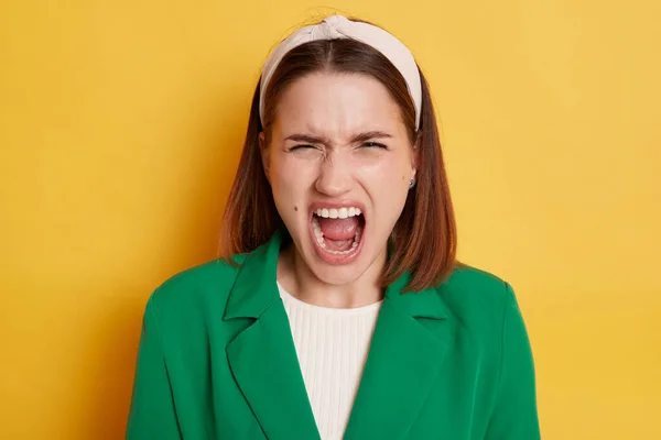 Öfkeli Ümitsiz Kadın Yeşil Ceket Giyiyor Sarı Arka Planda Yalnız — Stok fotoğraf
