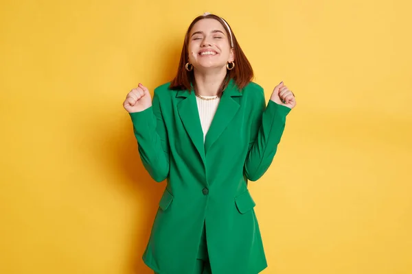 Чрезвычайно Счастливая Женщина Зеленой Куртке Стоящей Изолированно Желтом Фоне Закрыла — стоковое фото