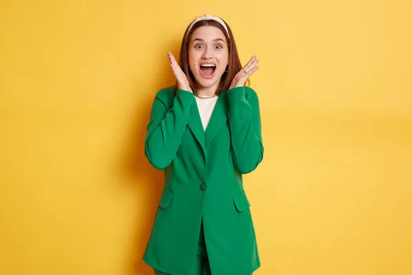 Mujer Extremadamente Sorprendida Vistiendo Chaqueta Verde Pie Gritando Emoción Agradable — Foto de Stock