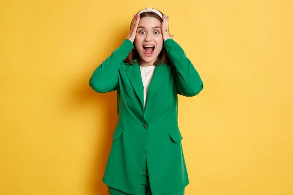 Sorprendida Mujer Sorprendida Vistiendo Chaqueta Verde Pie Aislada Sobre Fondo — Foto de Stock